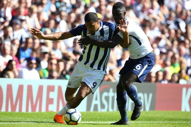 他提出足球 他提出足球